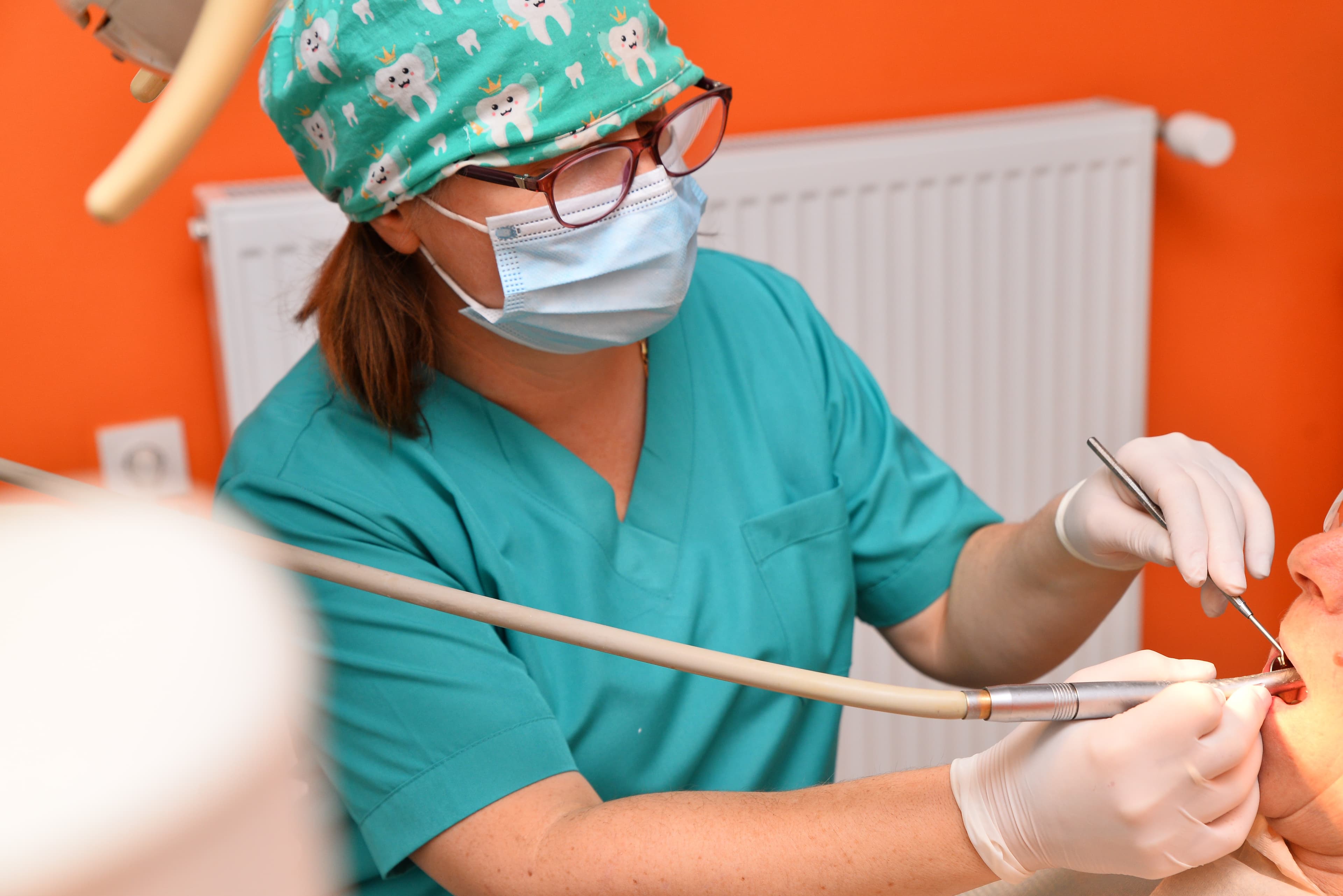 Д-р Драгица Чипишкова, Стоматолошка ординација Чипидент, Виница, Македонска Каменица, Стоматолошка процедура, Преглед на заби. Dr. Dragica Chipishkova, Dental clinic Chipident, Vinica, Makedonska Kamenica, Dental procedure, Dental examination.